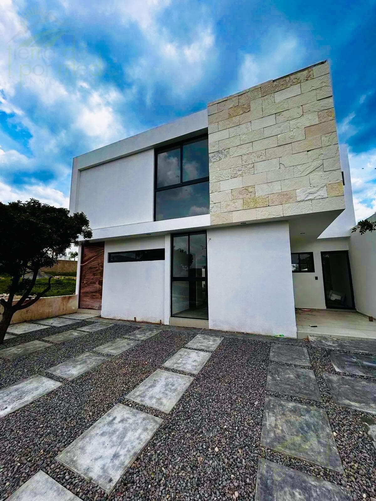 House with a 4th Bedroom on the Ground Floor, a Roof Garden, and a Yard in Juriquilla