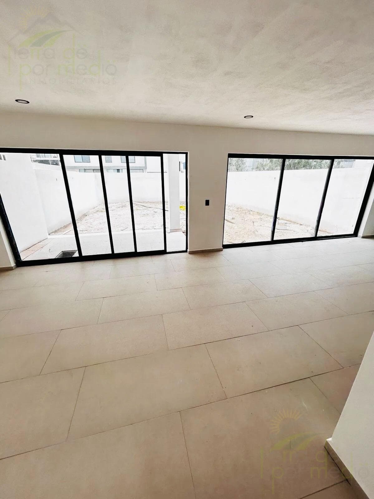 House with a 4th Bedroom on the Ground Floor, a Roof Garden, and a Yard in Juriquilla
