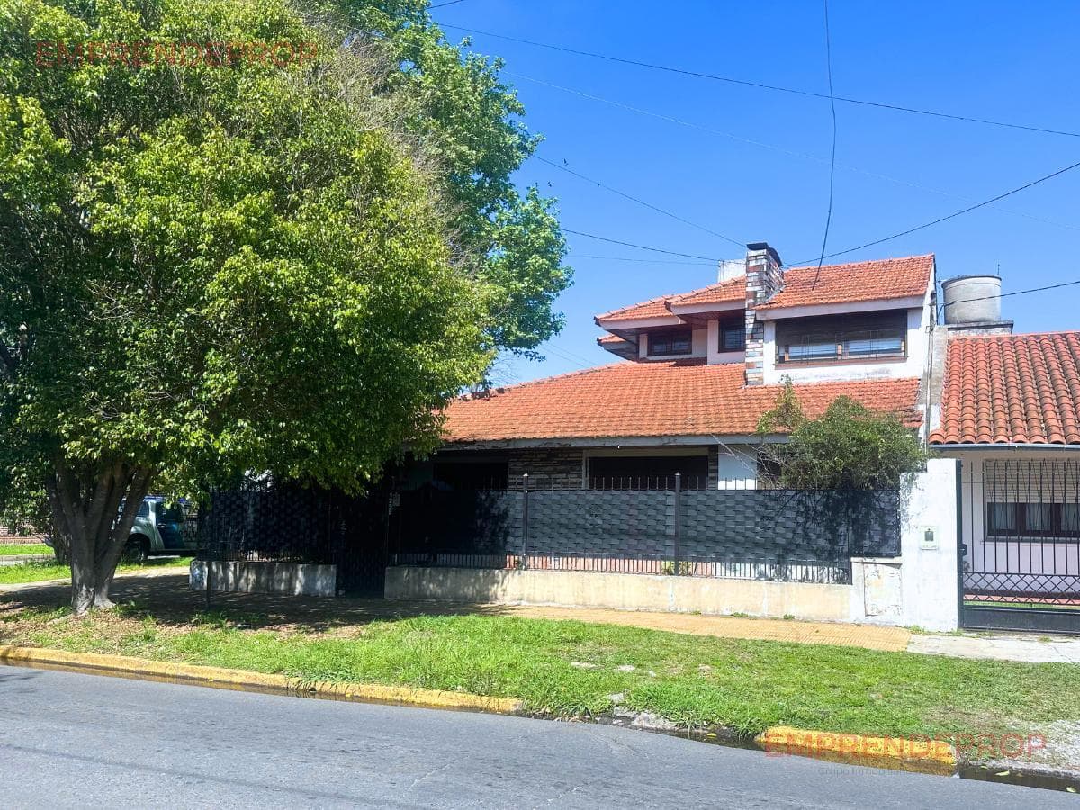 Oportunidad en Adrogué: amplia casa de 2 plantas en Castelli y Ramírez