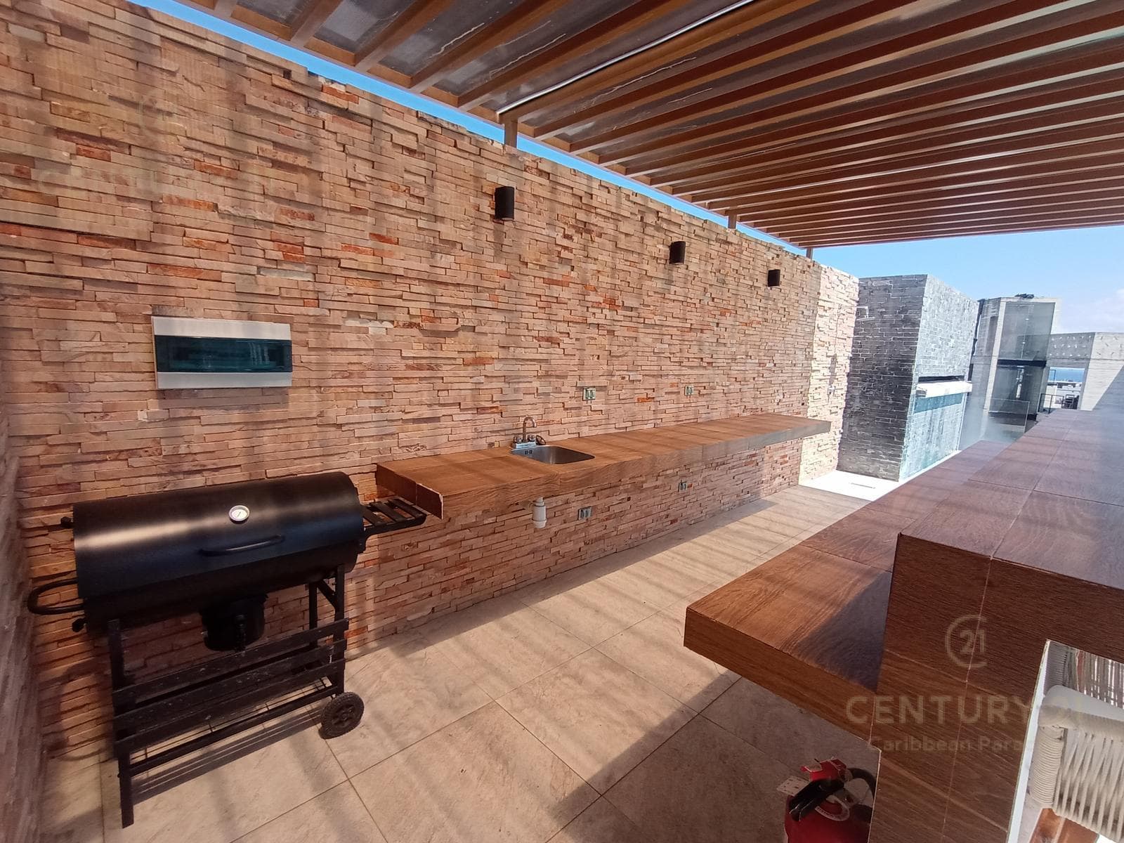 Renta lindo Estudio en Condo con Rooftop Centro Playa del Carmen P4478