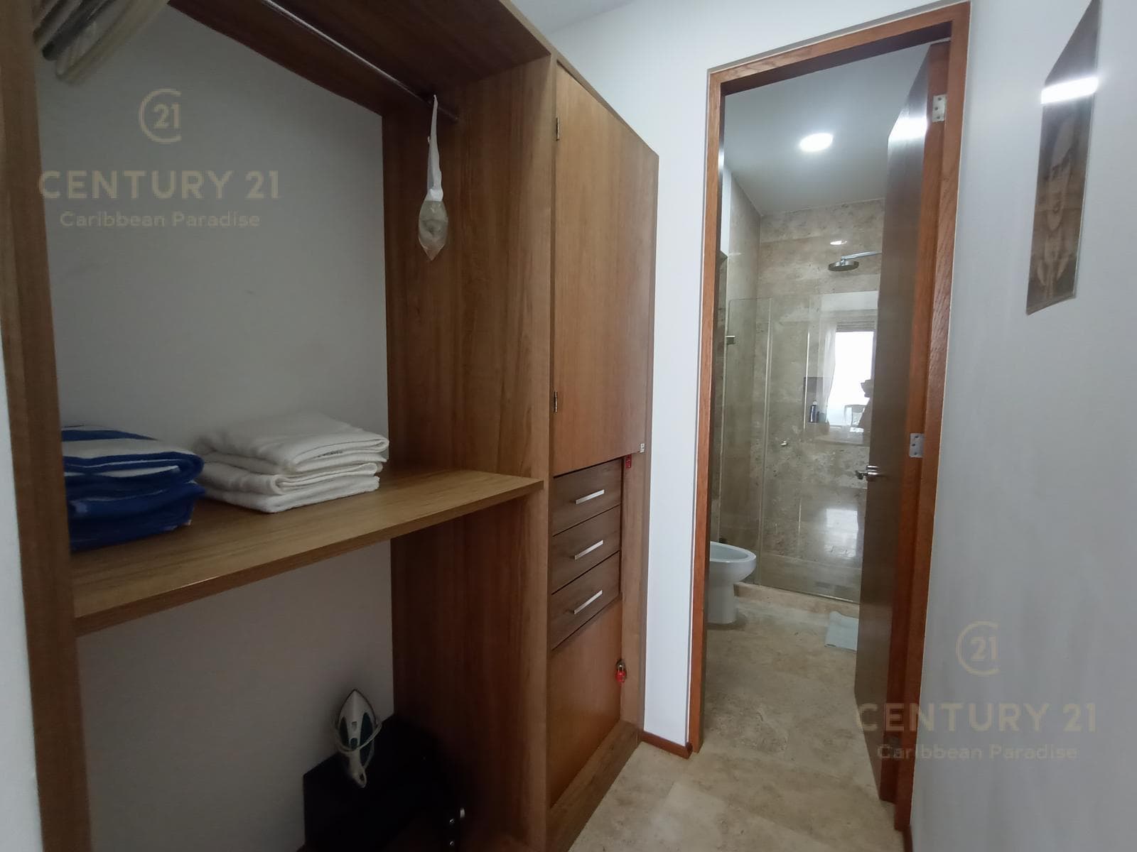 Renta lindo Estudio en Condo con Rooftop Centro Playa del Carmen P4478