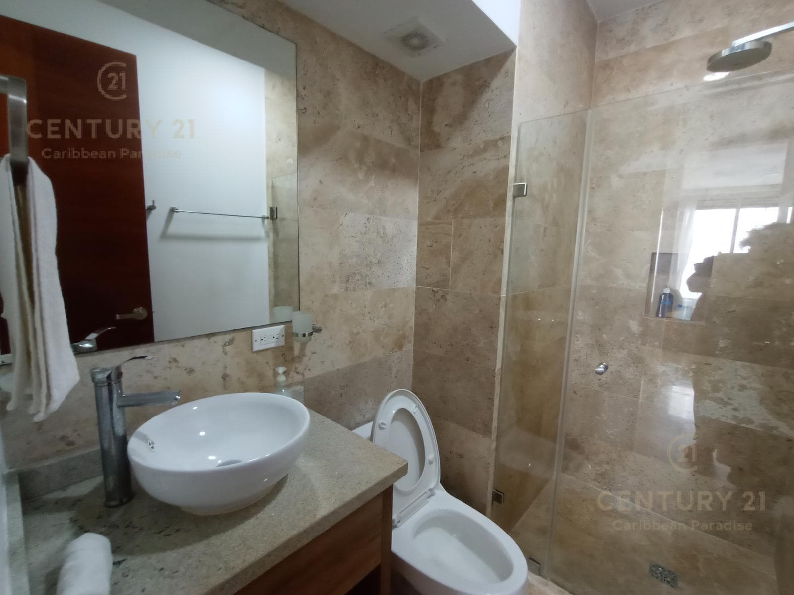 Renta lindo Estudio en Condo con Rooftop Centro Playa del Carmen P4478