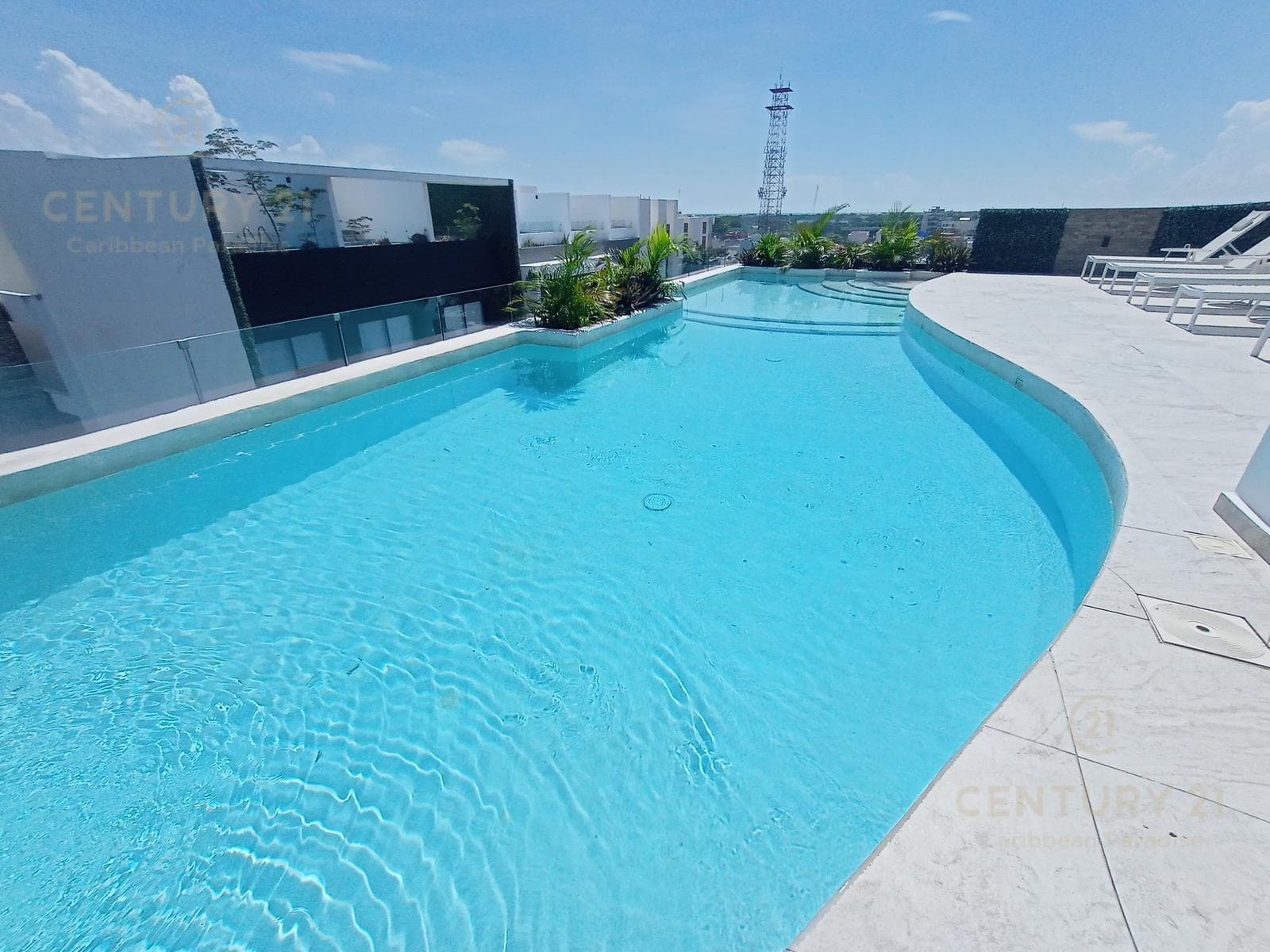 Renta lindo Estudio en Condo con Rooftop Centro Playa del Carmen P4478