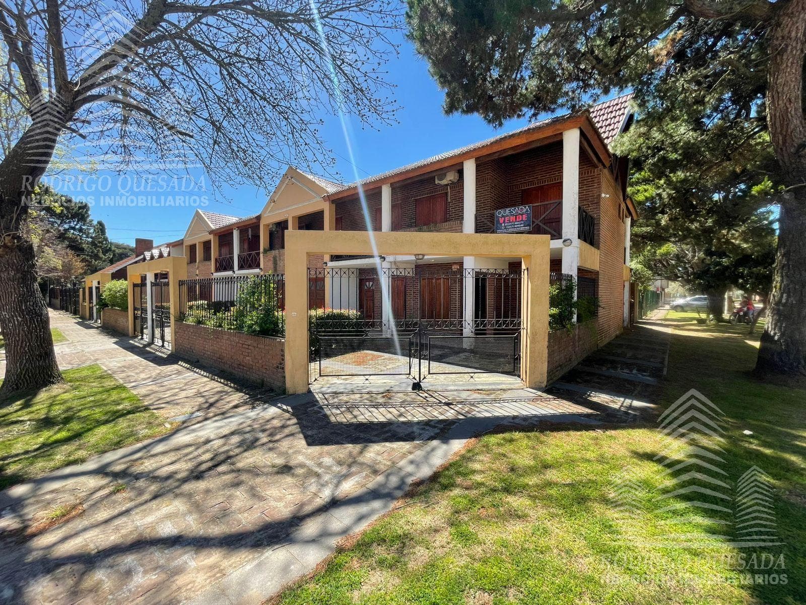 Exclusive 5-room duplex with 3 parking spaces.