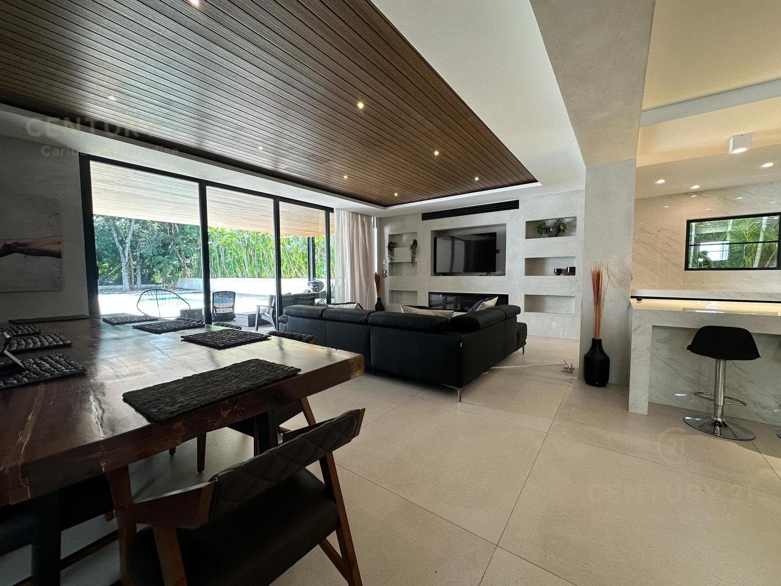 Beautiful furnished home for sale with solar panels, featuring 4 bedrooms and 4.5 bathrooms, in Playacar 2, Playa del Carmen. P4474