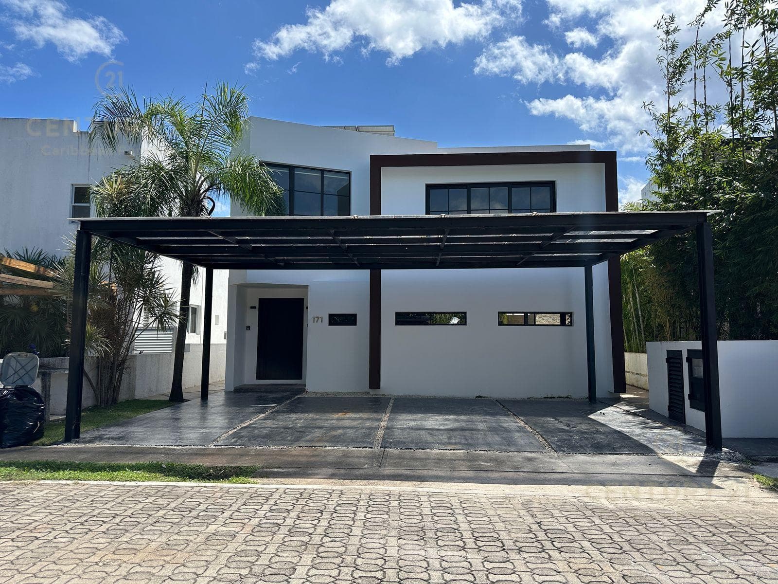Beautiful furnished home for sale with solar panels, featuring 4 bedrooms and 4.5 bathrooms, in Playacar 2, Playa del Carmen. P4474