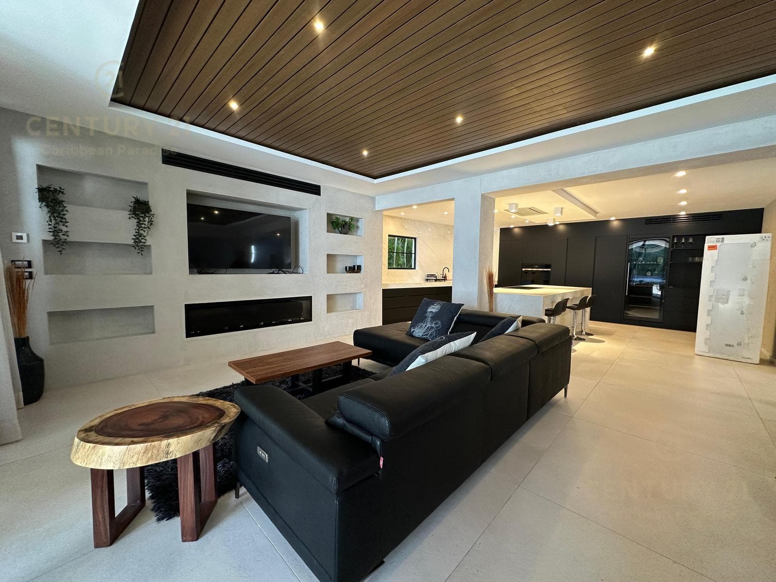 Beautiful furnished home for sale with solar panels, featuring 4 bedrooms and 4.5 bathrooms, in Playacar 2, Playa del Carmen. P4474