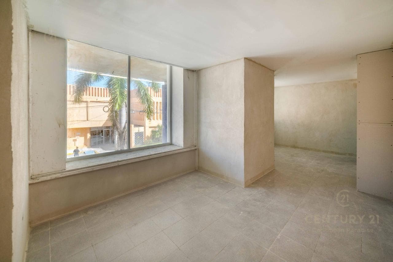 Office for Rent: 1,300 m², Av. Tulum C4096