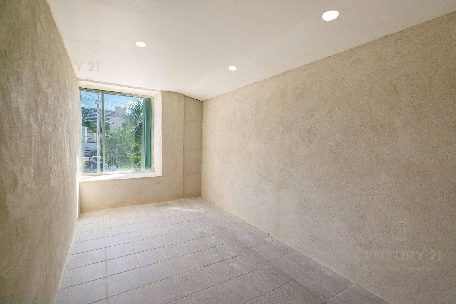 Office for Rent: 1,300 m², Av. Tulum C4096