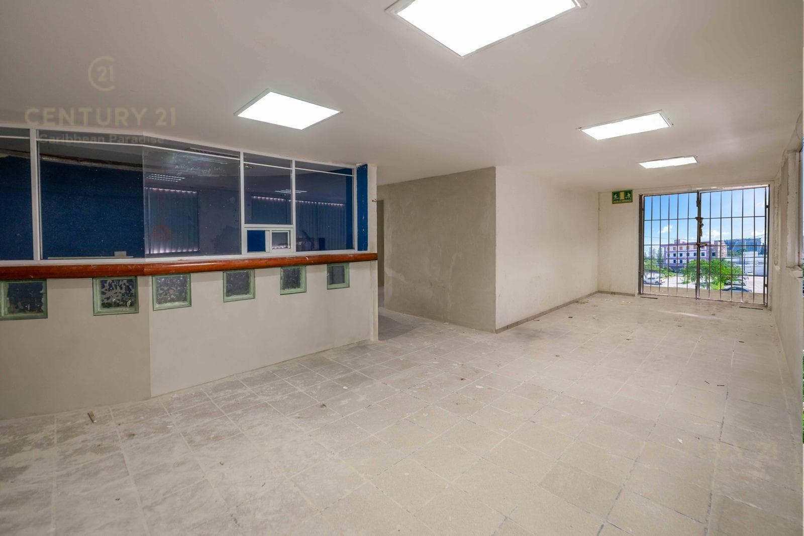 Office for Rent: 1,300 m², Av. Tulum C4096