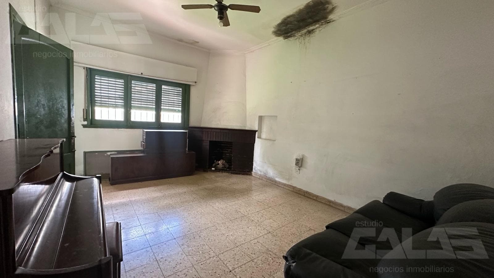 3-room house with a patio, in an excellent location—North Ituzaingó