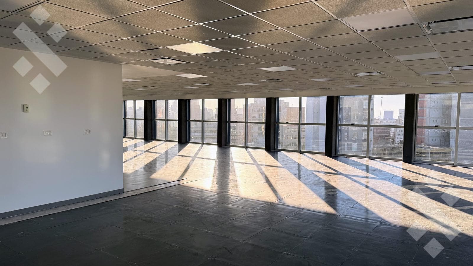 420 m² OFFICE SPACE FOR RENT WITH 2 COVERED PARKING SPACES - MICROCENTRO, NEUQUÉN