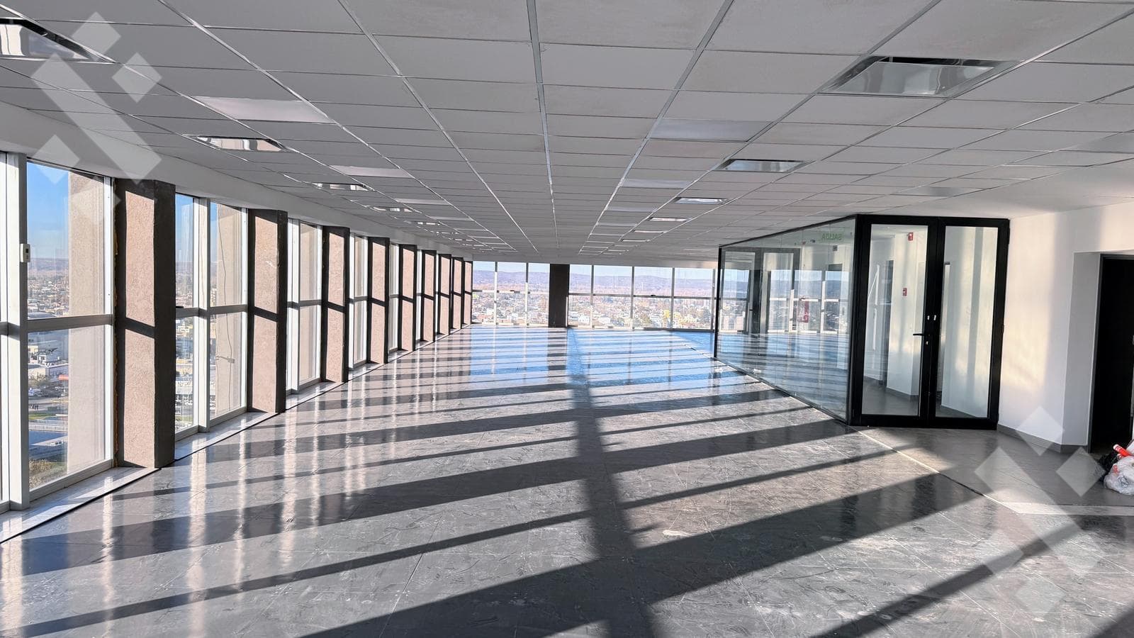 420 m² OFFICE SPACE FOR RENT WITH 2 COVERED PARKING SPACES - MICROCENTRO, NEUQUÉN