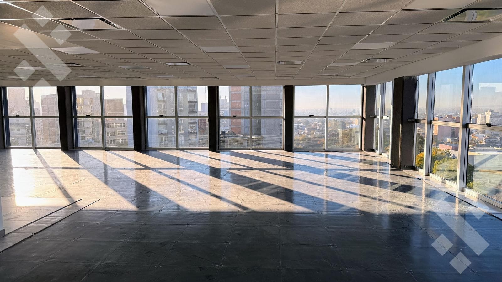 420 m² OFFICE SPACE FOR RENT WITH 2 COVERED PARKING SPACES - MICROCENTRO, NEUQUÉN