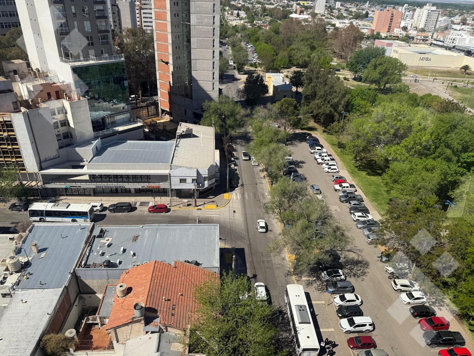 420 m² OFFICE SPACE FOR RENT WITH 2 COVERED PARKING SPACES - MICROCENTRO, NEUQUÉN