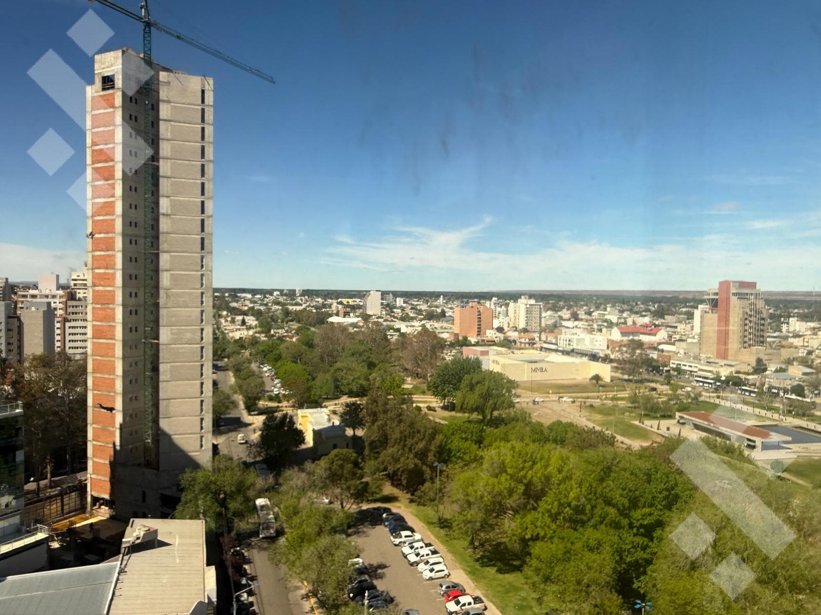 420 m² OFFICE SPACE FOR RENT WITH 2 COVERED PARKING SPACES - MICROCENTRO, NEUQUÉN