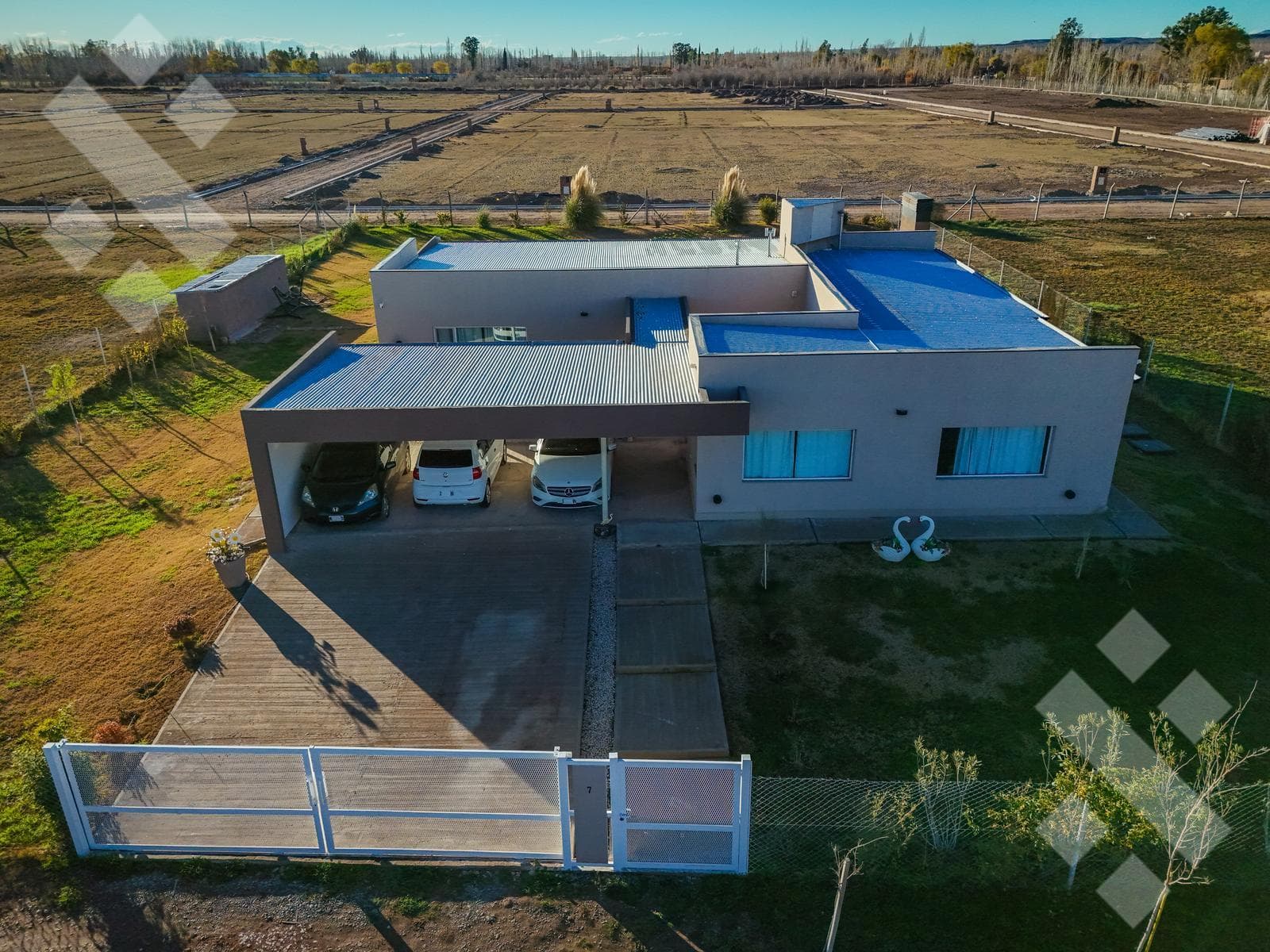 HOUSE FOR SALE: 3 BEDROOMS, BARBECUE AREA WITH GRILL AND POOL - GATED COMMUNITY IN RURAL STYLE - CIPOLLETTI
