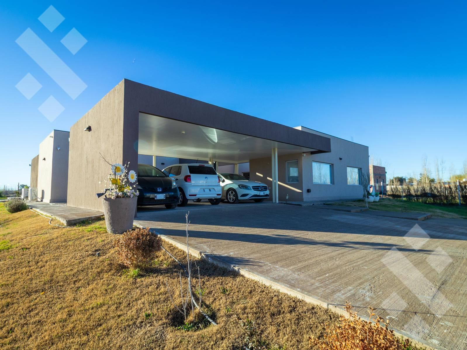 HOUSE FOR SALE: 3 BEDROOMS, BARBECUE AREA WITH GRILL AND POOL - GATED COMMUNITY IN RURAL STYLE - CIPOLLETTI