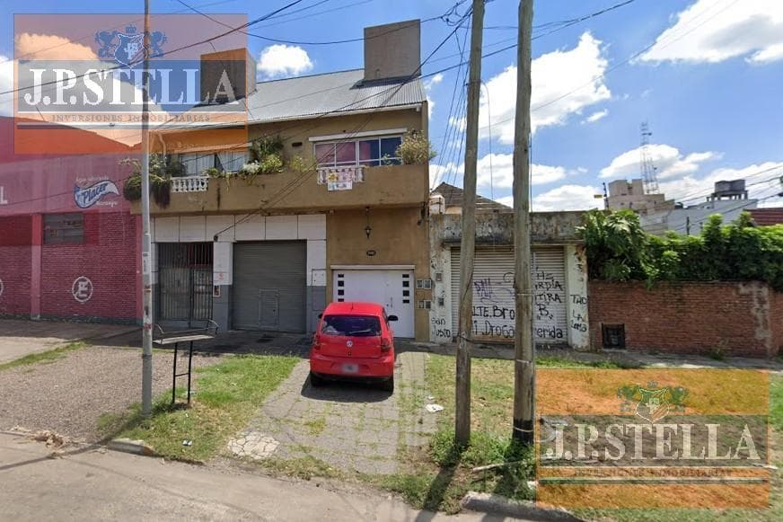 Inmueble con 2 locales en PB y una Casa de 3 Amb. En PA 2 Dptos. tipo Dúplex - San Justo