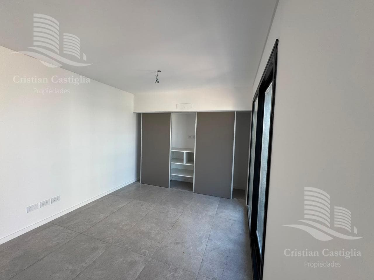 Studio Apartment with Parking Space and Balcony in Downtown Tigre