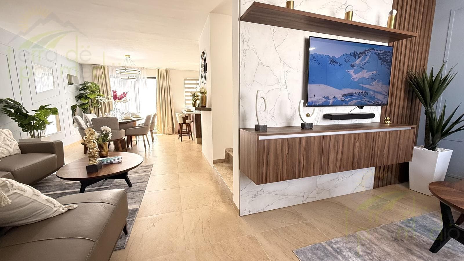 House with a TV Room on the Ground Floor, on a Private Street with a VIP Movie Theater, Zakia Querétaro