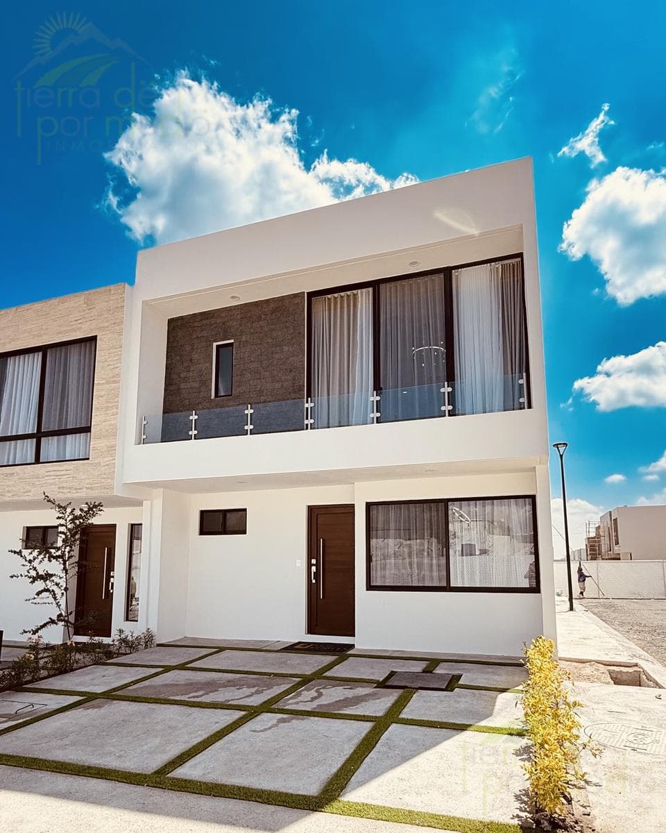 House with a TV Room on the Ground Floor, on a Private Street with a VIP Movie Theater, Zakia Querétaro