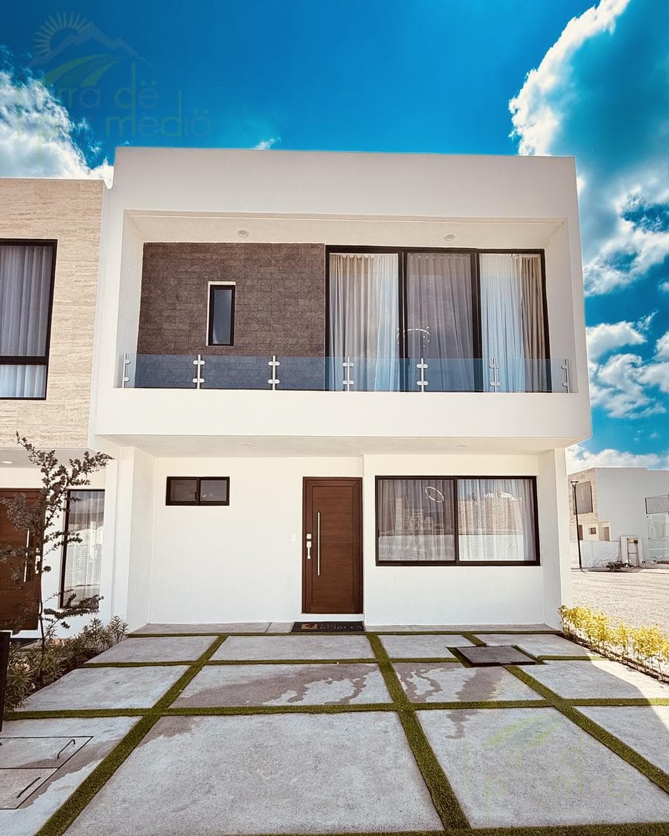House with a TV Room on the Ground Floor, on a Private Street with a VIP Movie Theater, Zakia Querétaro