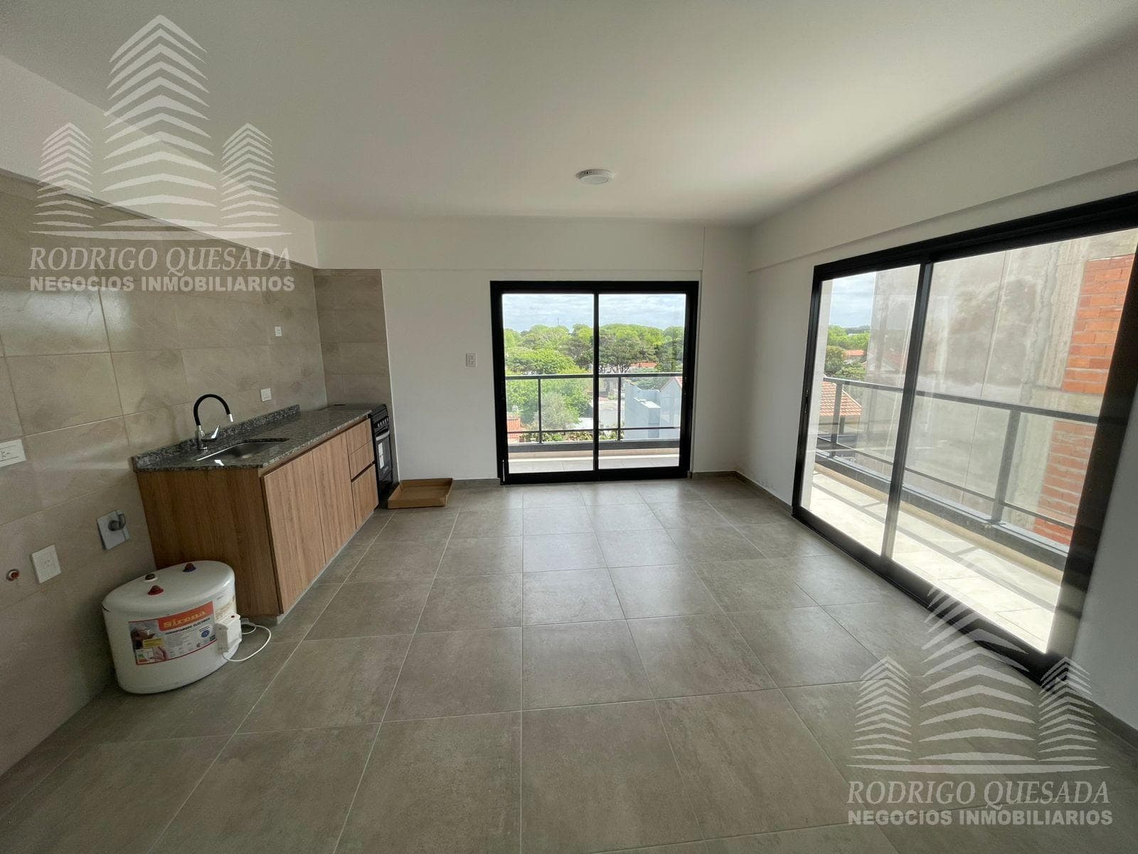 Excellent 2-room apartment with a side view of the ocean—brand new!!