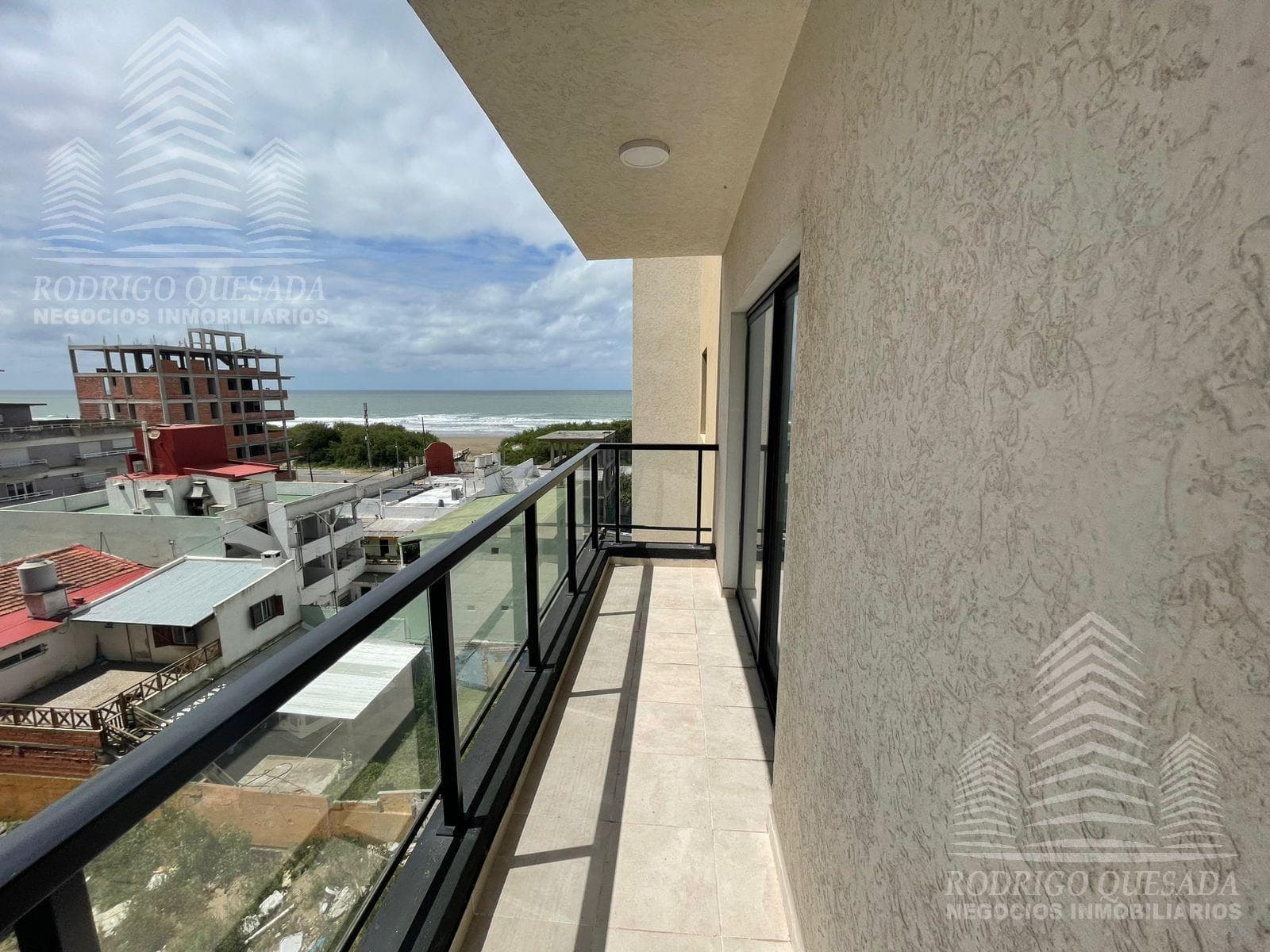 Excellent 2-room apartment with a side view of the ocean—brand new!!