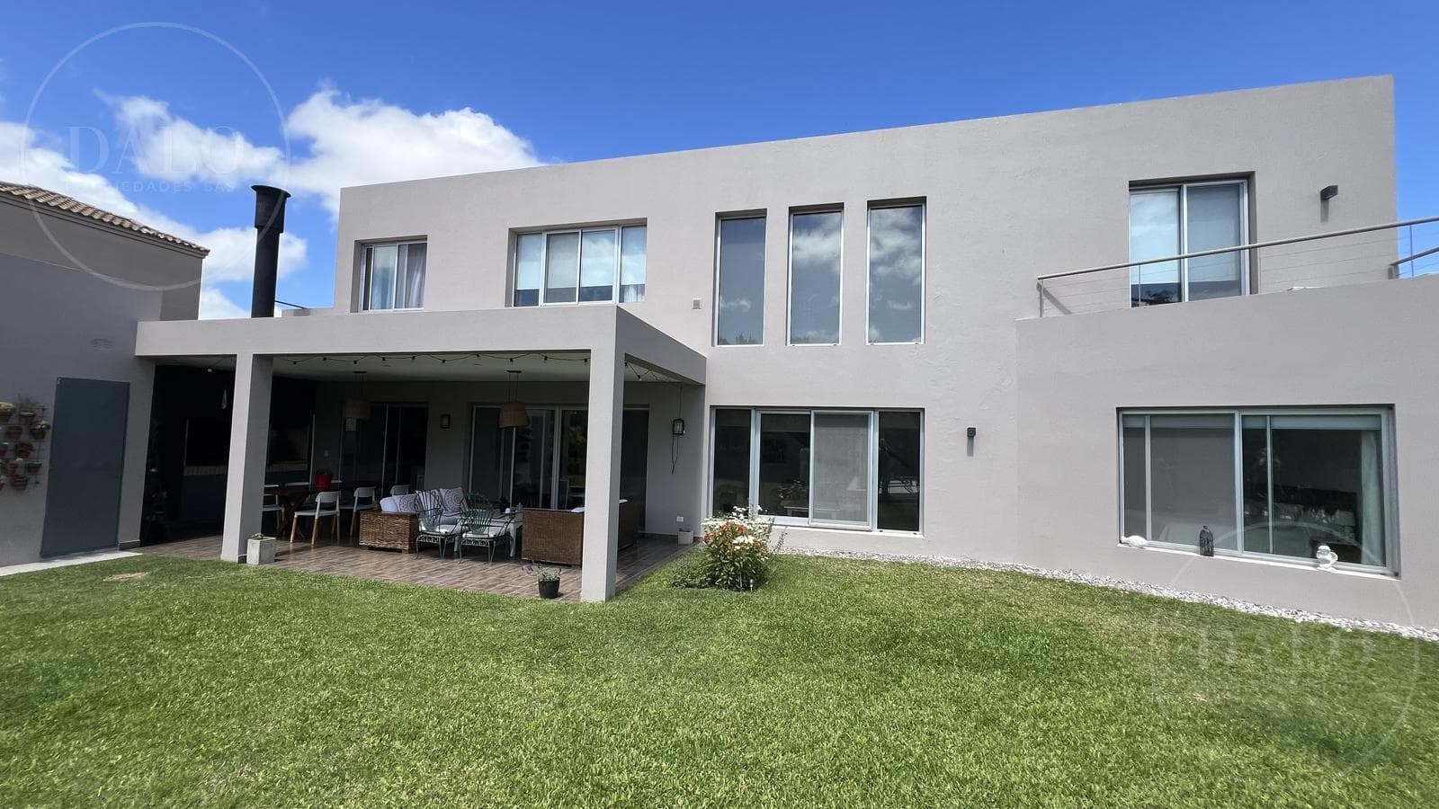 Lakefront Home for Sale in the El Encuentro Neighborhood / Tigre, Near Nordelta