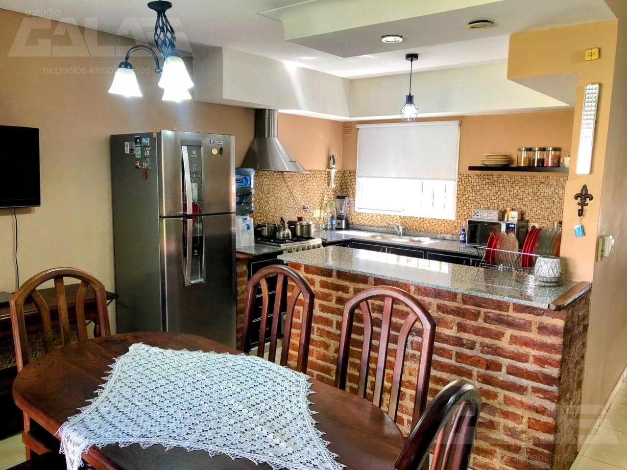 4-room house in excellent condition with a yard, porch, and double garage, near Acceso Oeste