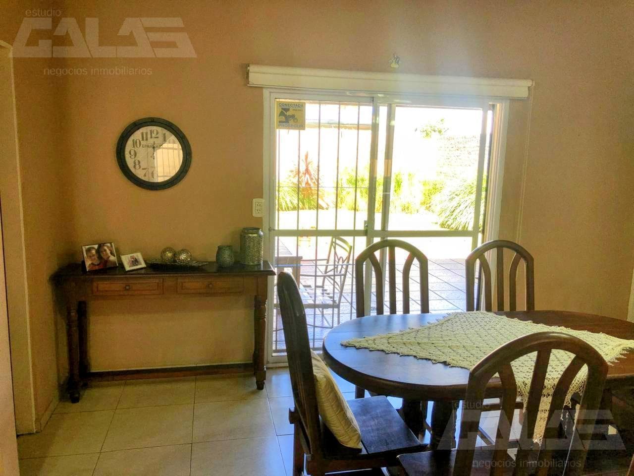 4-room house in excellent condition with a yard, porch, and double garage, near Acceso Oeste