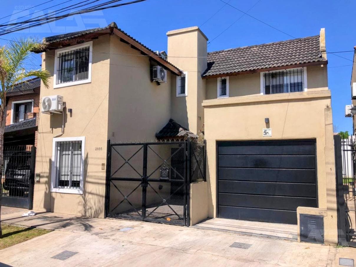 4-room house in excellent condition with a yard, porch, and double garage, near Acceso Oeste