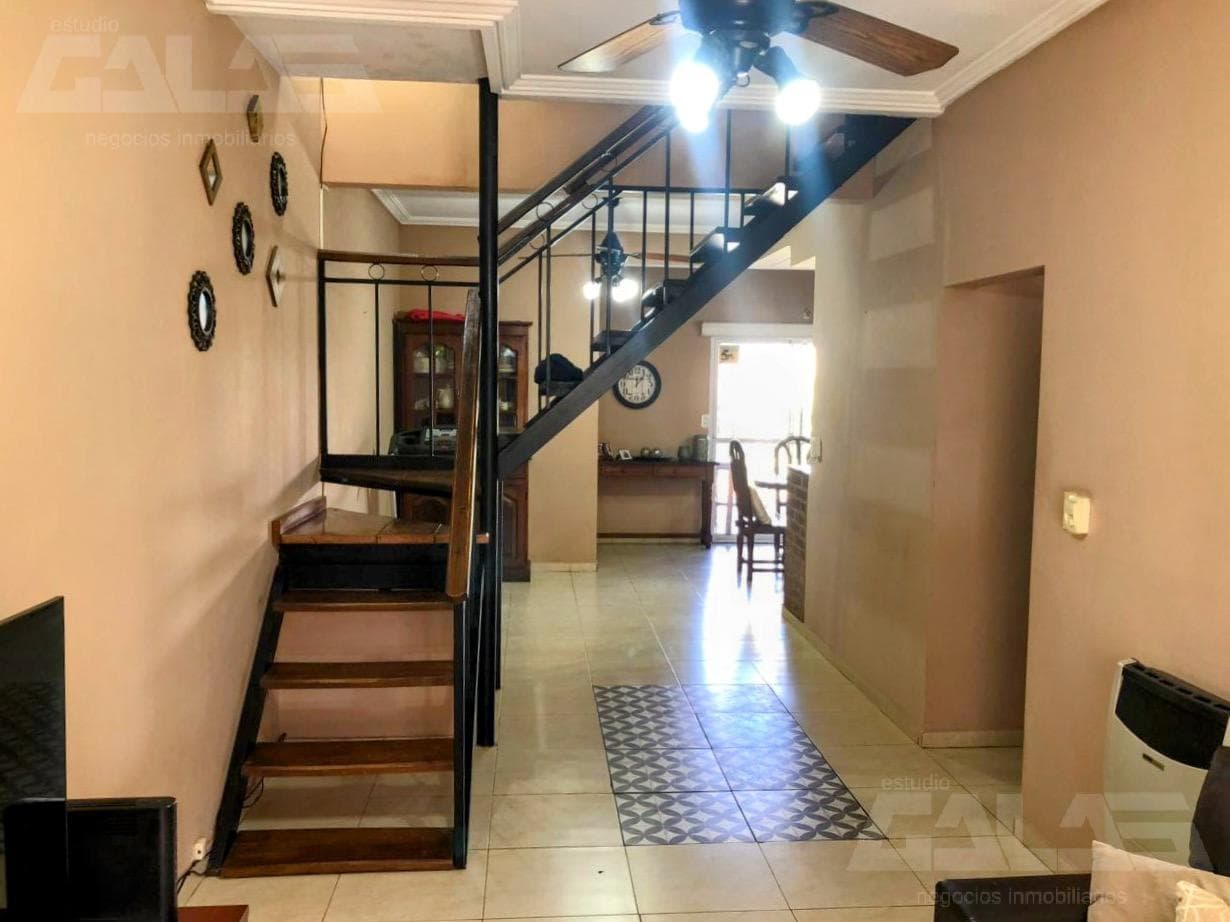4-room house in excellent condition with a yard, porch, and double garage, near Acceso Oeste