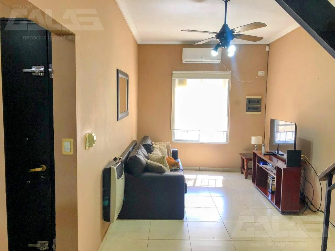 4-room house in excellent condition with a yard, porch, and double garage, near Acceso Oeste