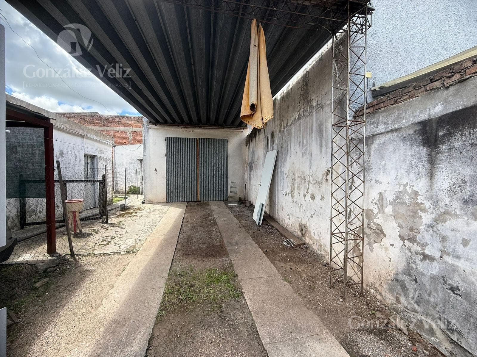 Warehouse in downtown Carmelo