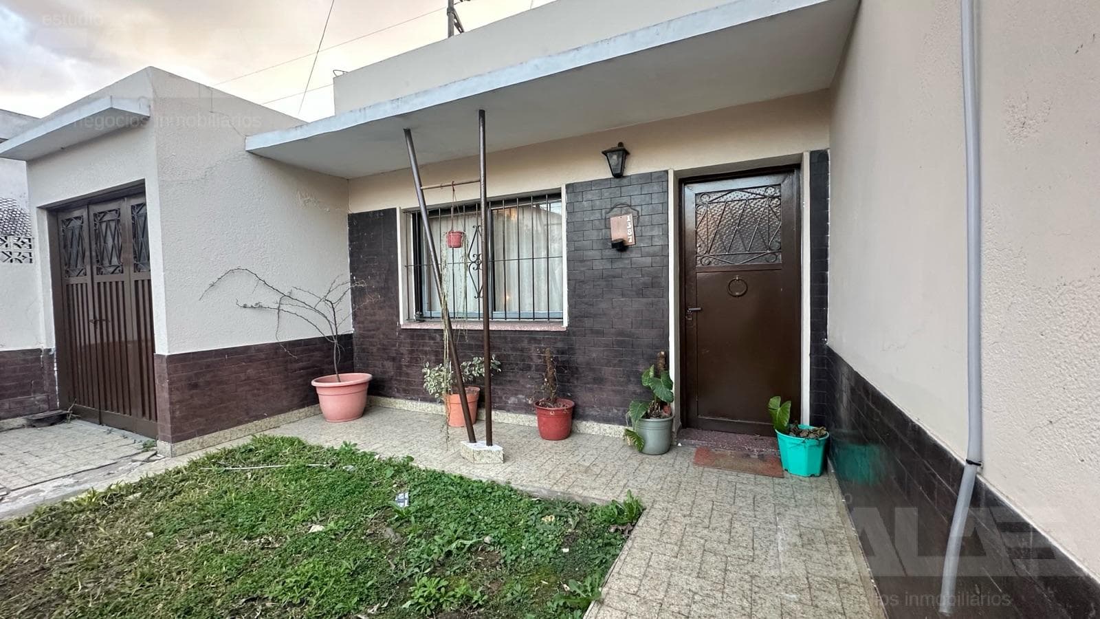PH (townhouse) — single-story — two bedrooms — garage — patio — Ituzaingó Norte