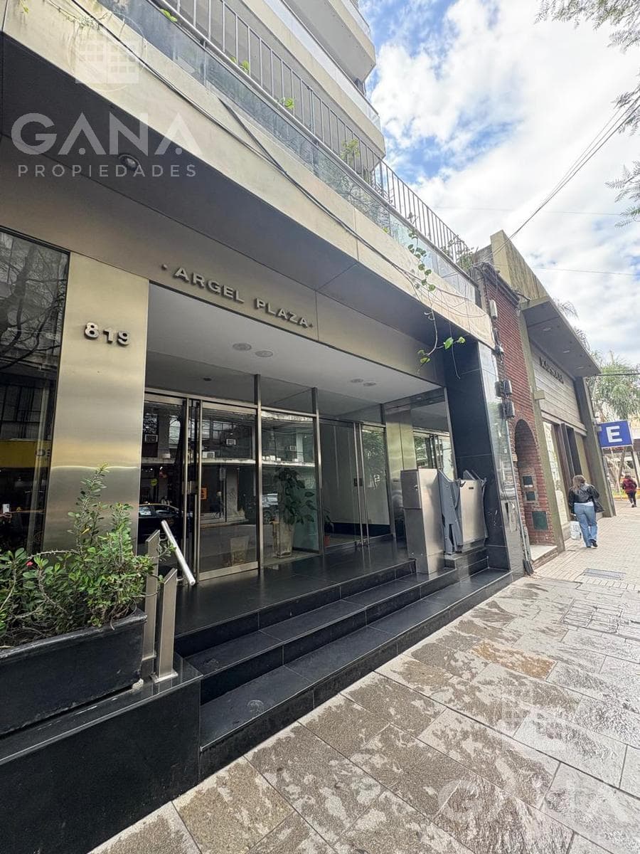 Premium Apartment for Sale: Exclusive 3-Bedroom Unit on Córdoba and Paraguay