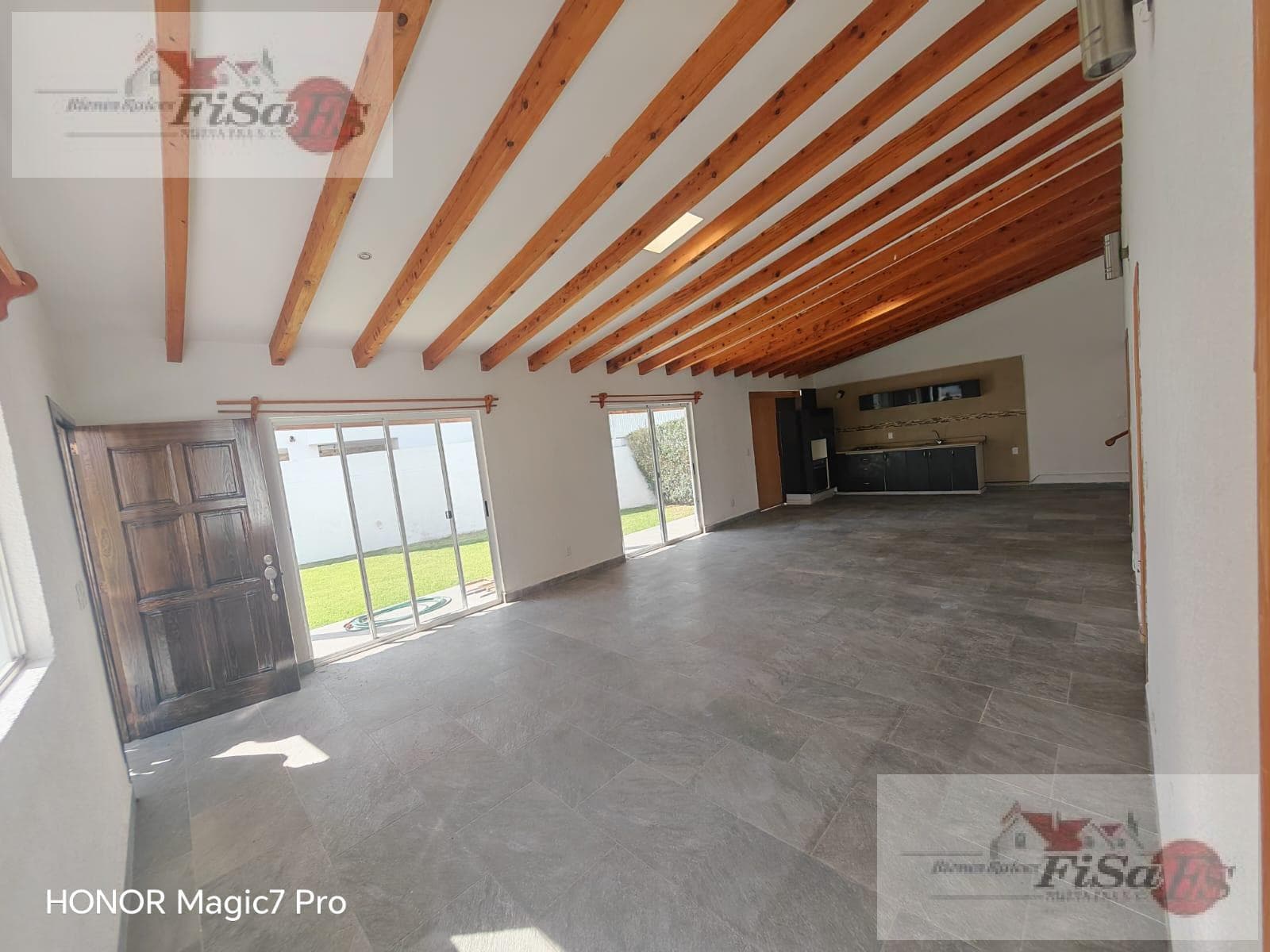 HOUSE FOR SALE IN THE COUNTRY CLUB