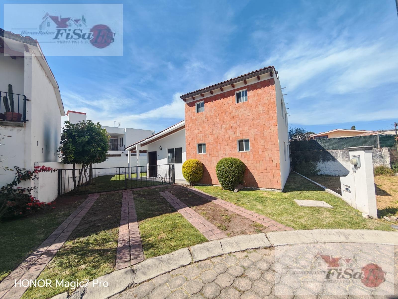 HOUSE FOR SALE IN THE COUNTRY CLUB