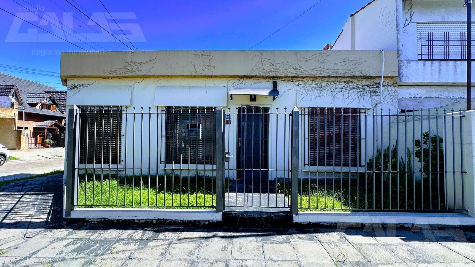 3-bedroom house in the best neighborhood of Castelar Norte: spacious, bright, and featuring a patio and terrace