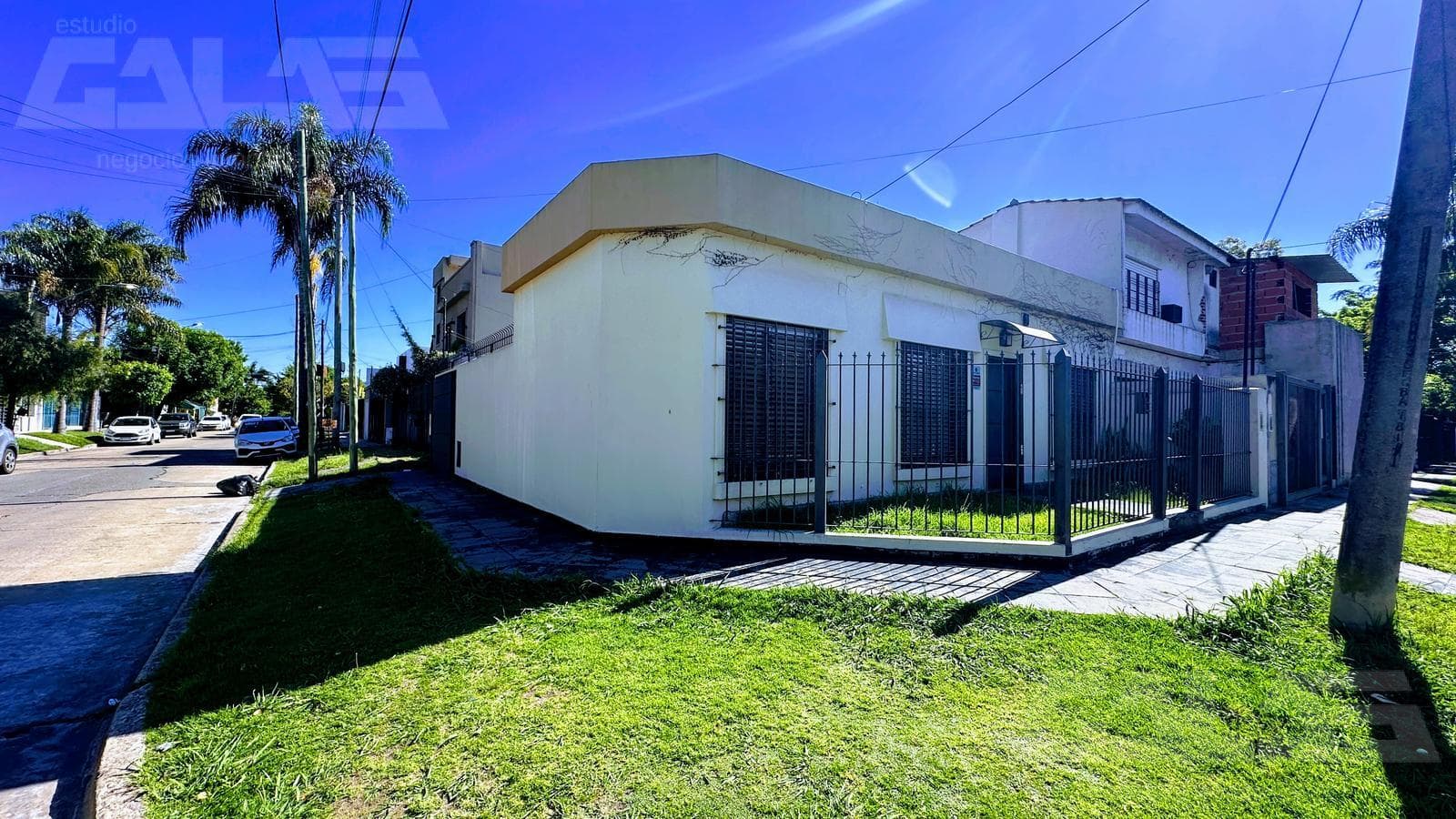 3-bedroom house in the best neighborhood of Castelar Norte: spacious, bright, and featuring a patio and terrace
