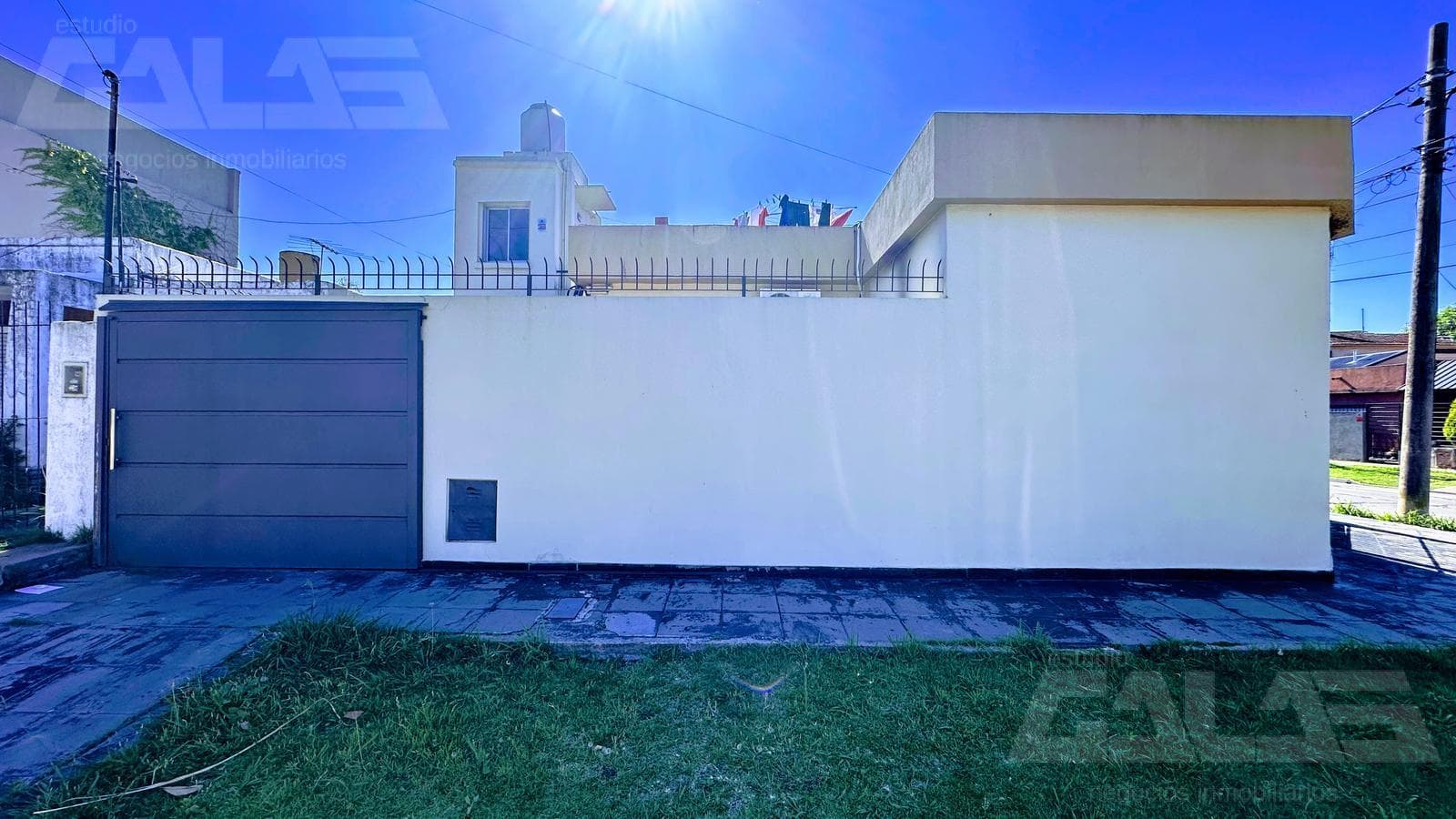 3-bedroom house in the best neighborhood of Castelar Norte: spacious, bright, and featuring a patio and terrace