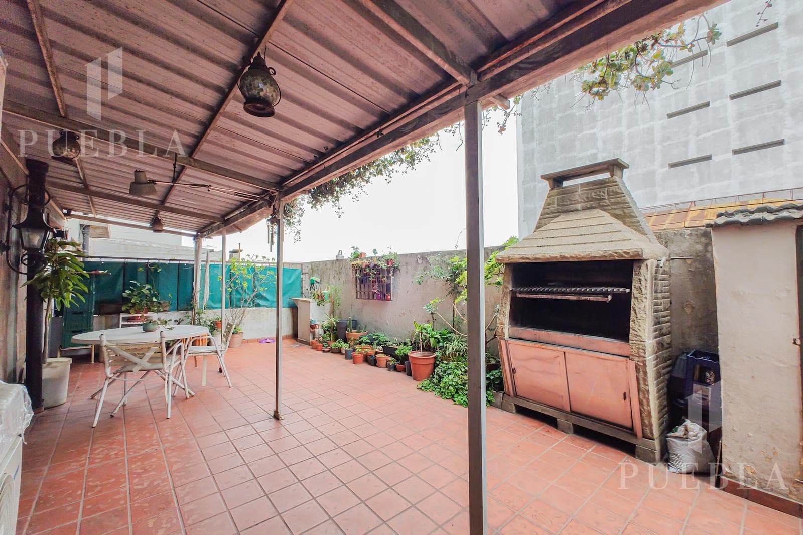 Venta Departamento Dos Ambientes con Gran Patio, Parrilla y Cochera.