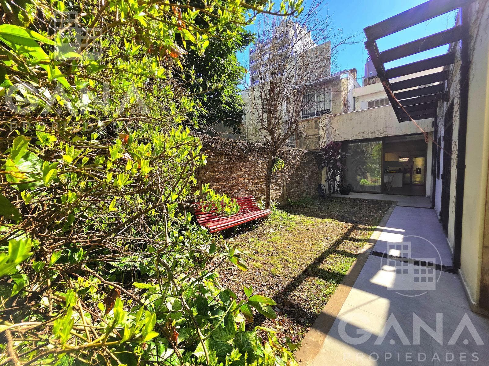House for Sale with Renovated Garden—Excellent Location Just a Few Meters from the Mercado del Patio and Club Plaza