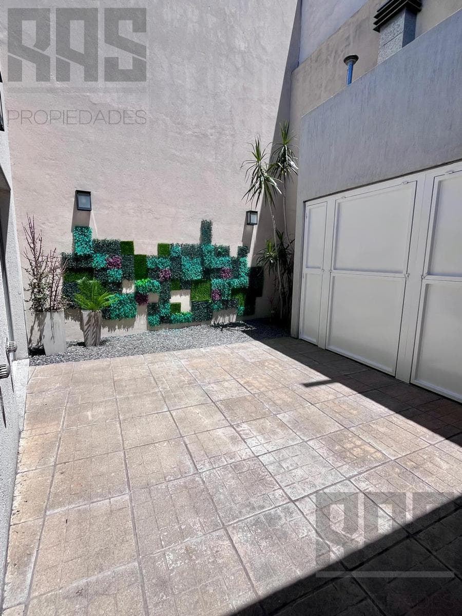 3-room house with a patio and grill. In excellent condition!