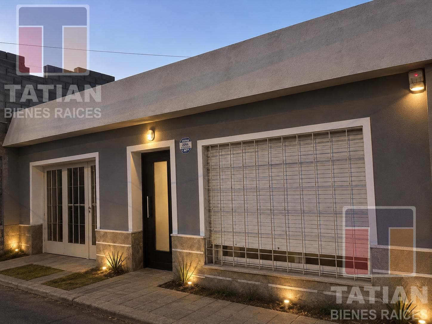 2-Bedroom House in the Barrio Jardín del Pilar Neighborhood with a Large Patio and Garage
