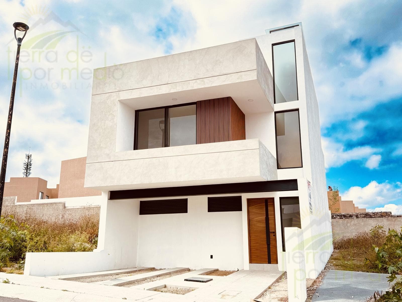 Designer Home in Zibata: Roof Garden and Potential for 4 Bedrooms