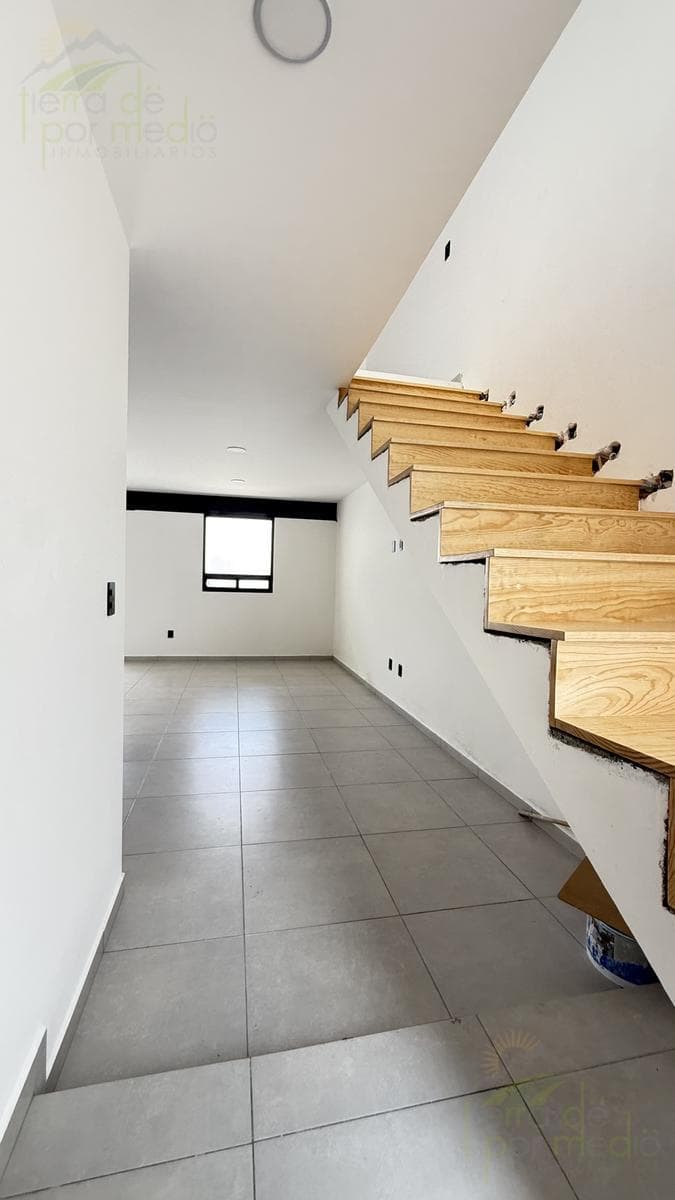 Designer Home in Zibata: Roof Garden and Potential for 4 Bedrooms