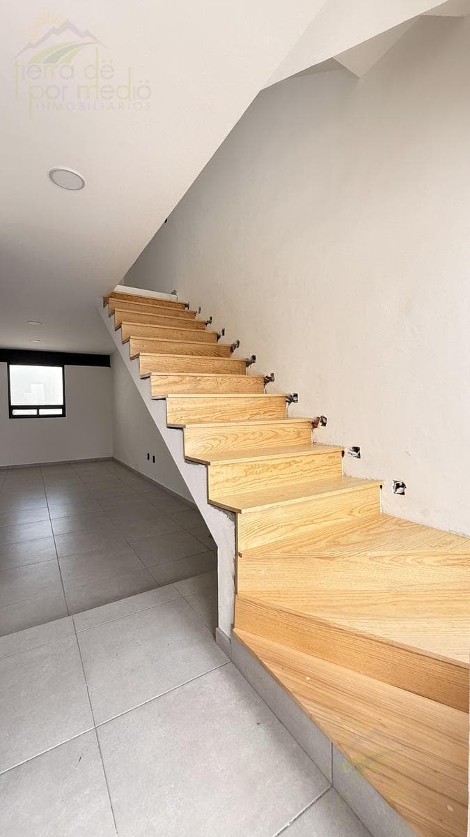 Designer Home in Zibata: Roof Garden and Potential for 4 Bedrooms